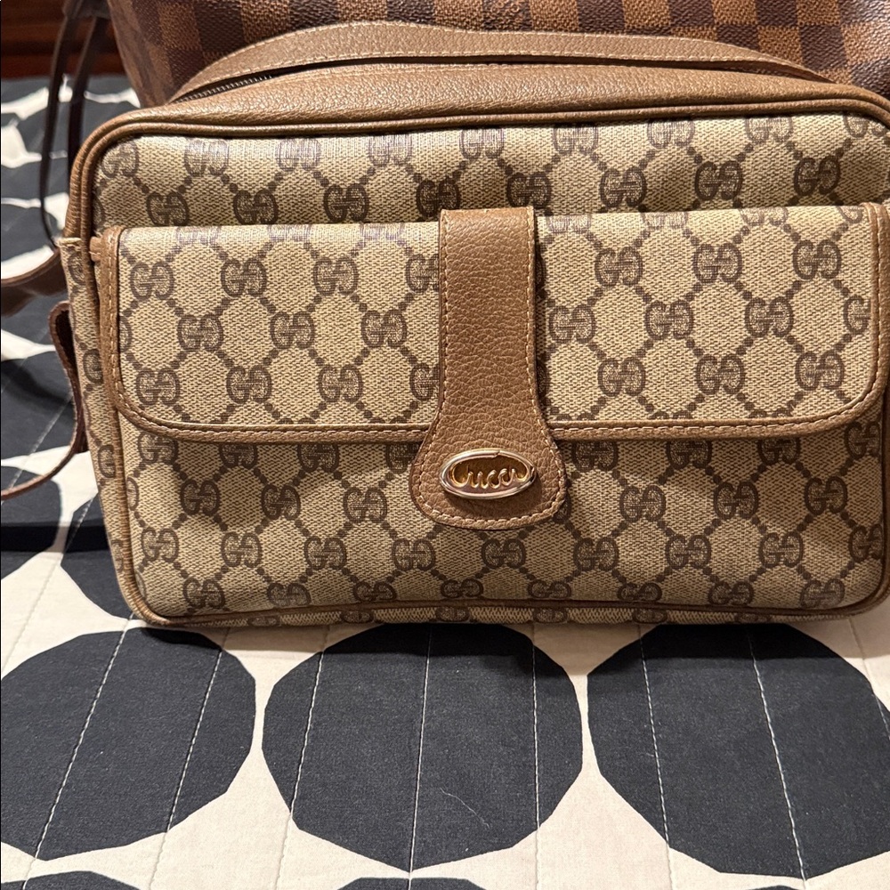 Gucci Tan and Brown Monogram Messenger Bag - Picture 2 of 12